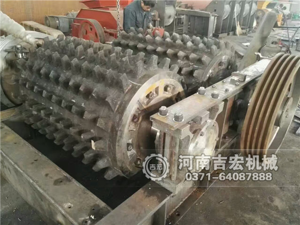 900×1200移動(dòng)雙齒輥破碎機(jī)發(fā)往西安