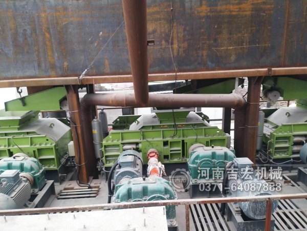 試過多種破碎機,為啥老廠長獨寵白云石對輥機？答案藏在細節里！
